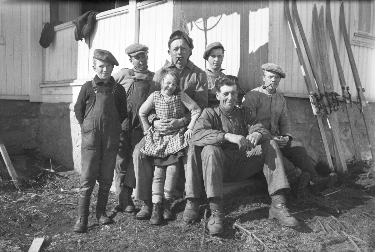Håkon Prestkværn, Gruppe 7, ukjente menn i arbeidsklær, hodeplagg, røyker pipe
