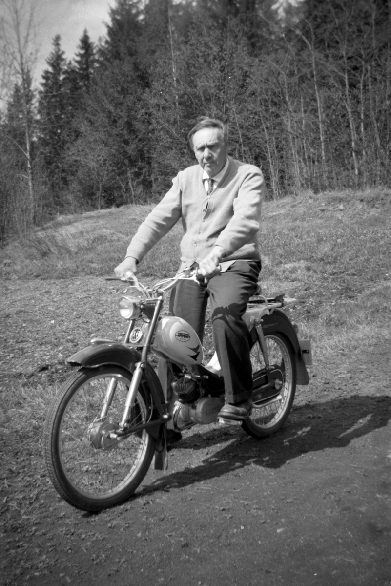 Håkon Prestkværn, Even Framdal på moped, Trygg Sachs.