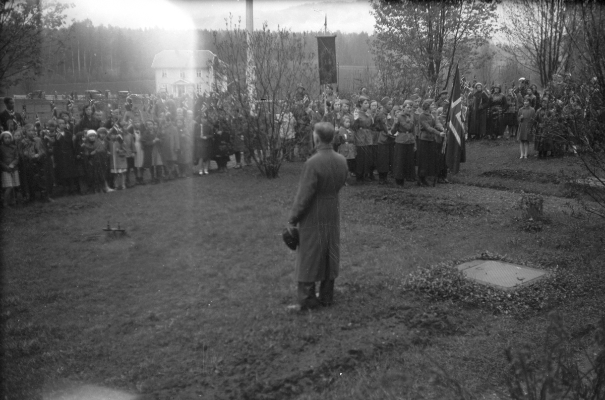 Håkon Prestkværn, 17. mai feiring. Barnetog. Taler. Ukjent sted.