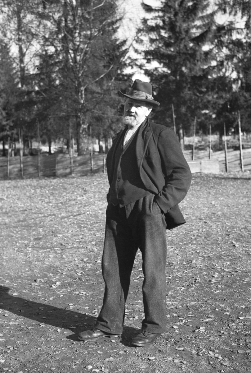 Håkon Prestkværn, Ukjent mann i dress og hatt.