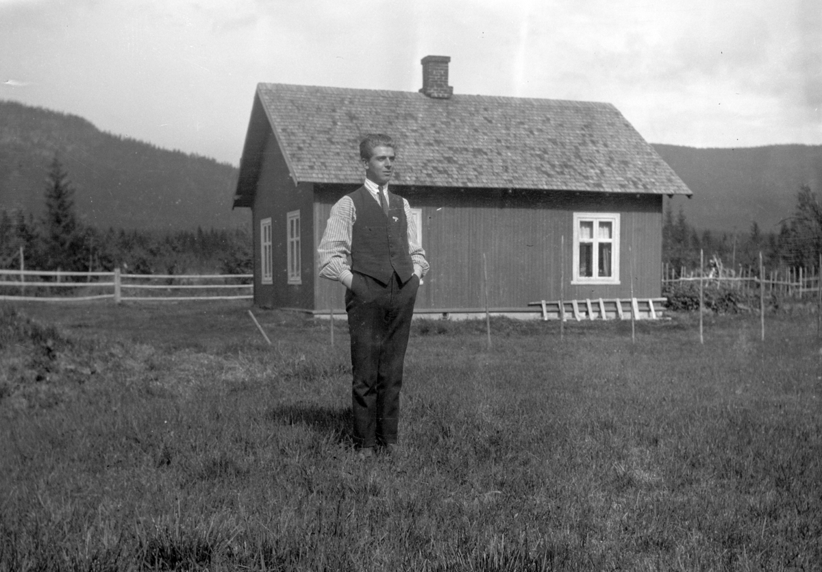 Håkon Prestkværn, Ukjent mann foran bolighus, ukjent sted.
