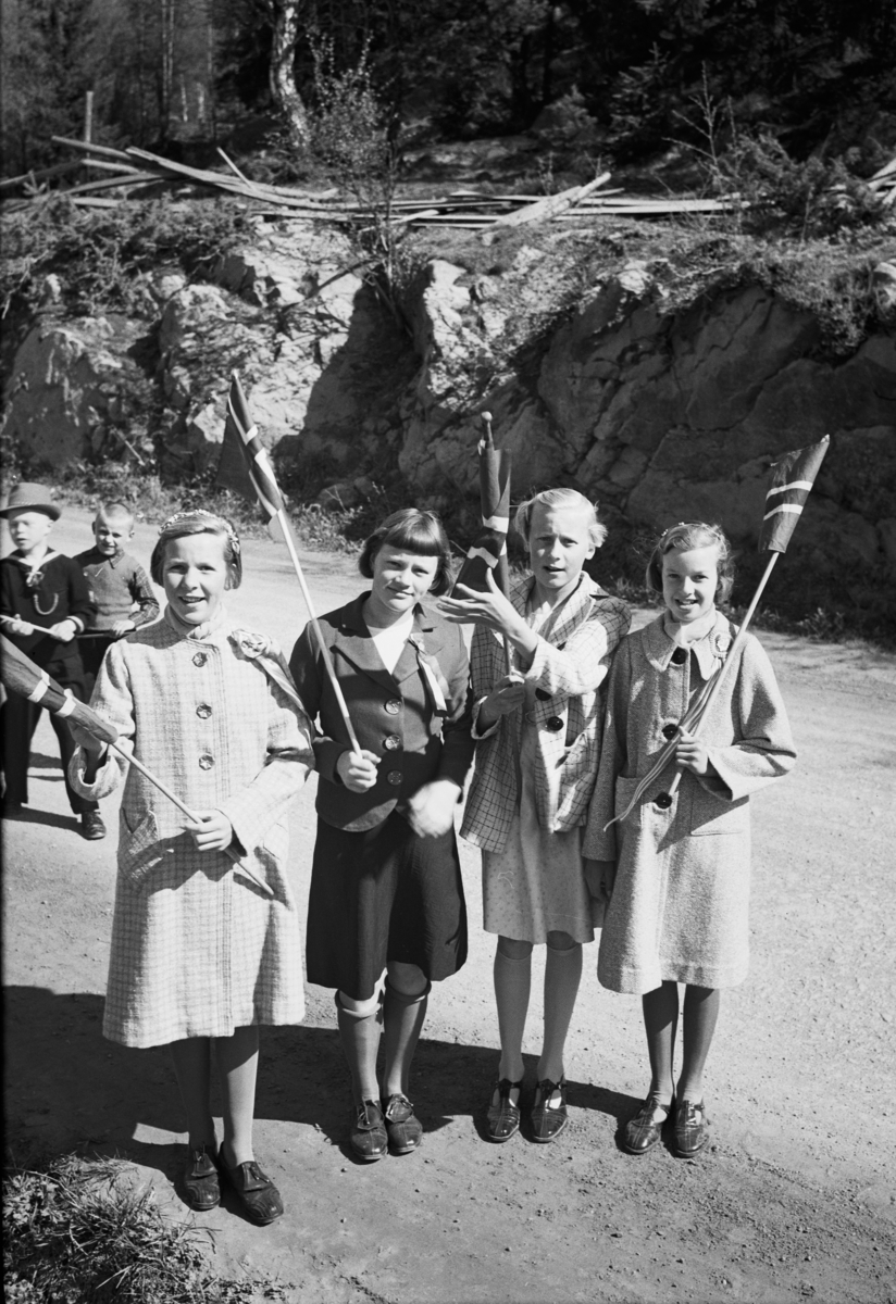 Håkon Prestkværn, Ukjente jenter med flagg, 17. mai.