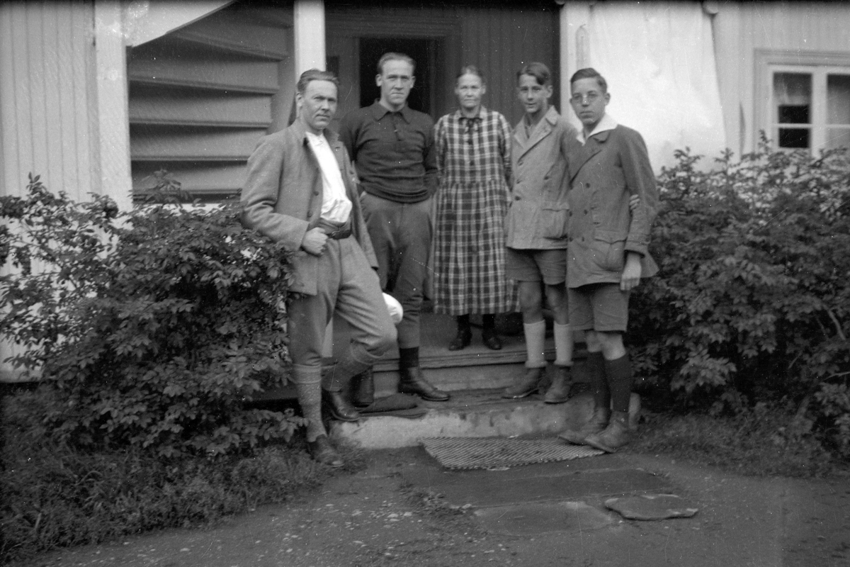 Håkon Prestkværn, Familiegruppe Prestkværn, fra venstre står Kolbjørn, Einar og Gunda Prestkværn i midten. De to guttene til høyre er ukjente.