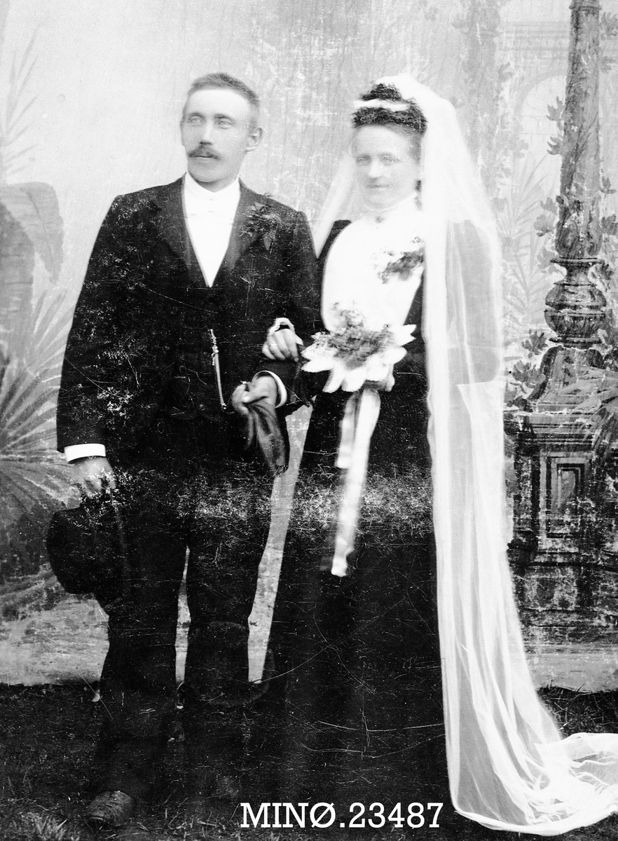 Henrik Augustinsson Stinessen, Brudebilde - Maria og Sima Gjelten