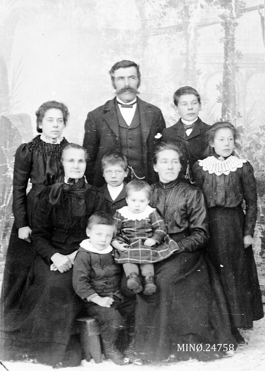 Henrik Augustinsson Stinessen, Famileibilde. Familien Gjelten.