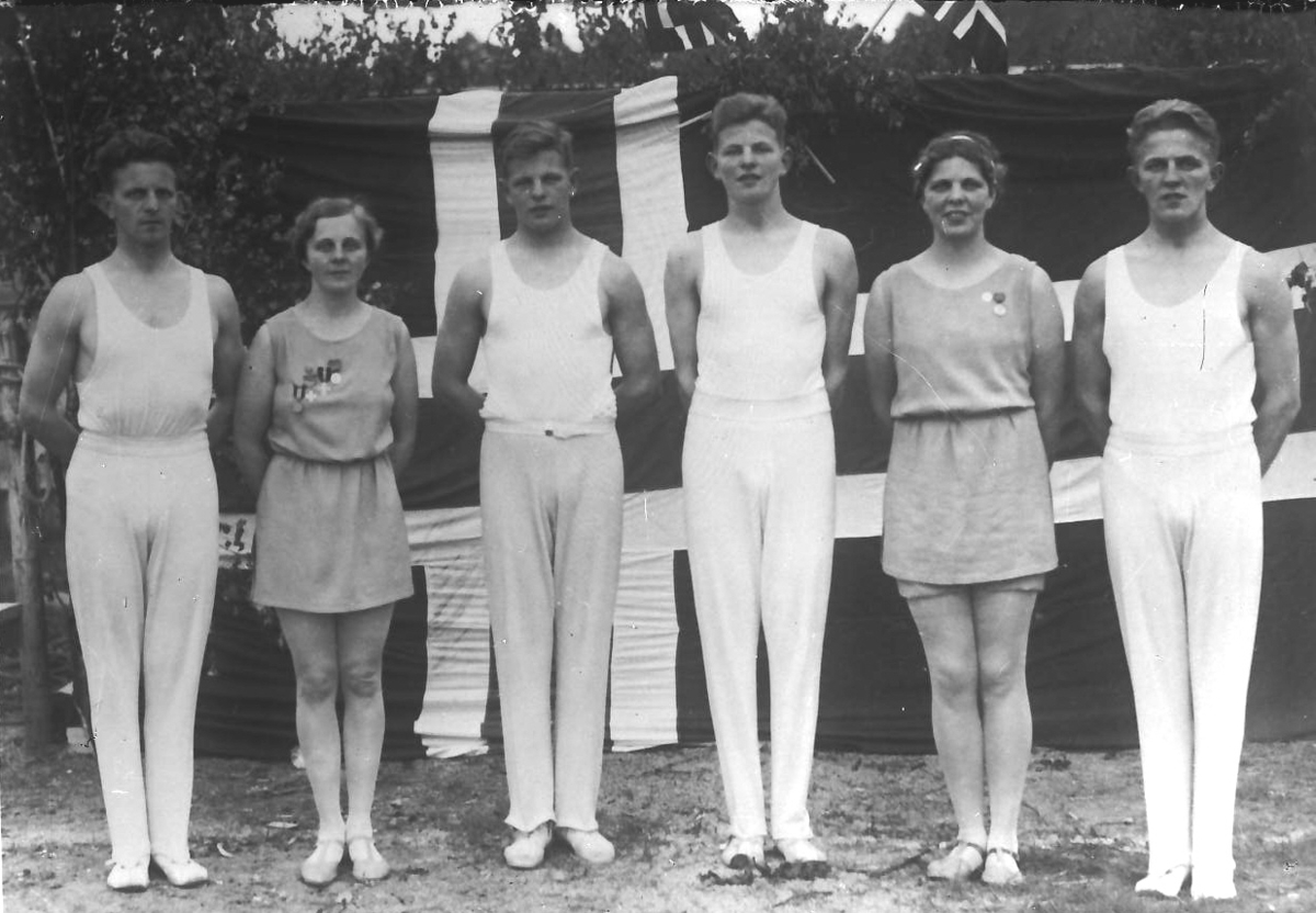 Per K. Lien, Ungdommer i gymdrakter anno 1930 ca.