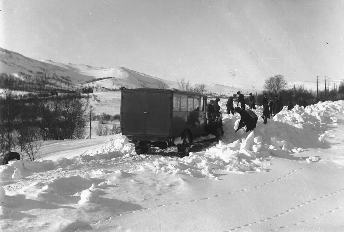 Per K. Lien, Snøbrøyting, buss med snøplog, øverst i Folldal.