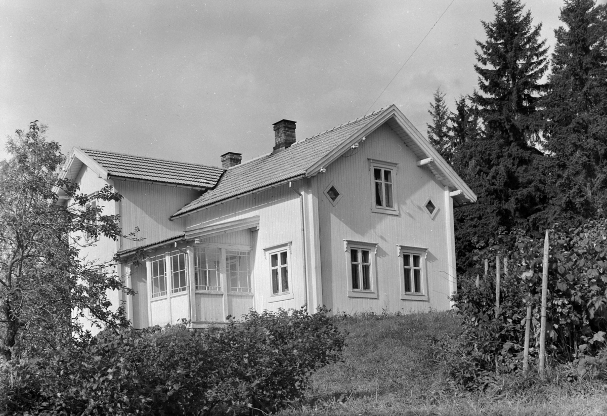 Normann Fotoatelier, Gård ved skogkant. K. Kristiansen