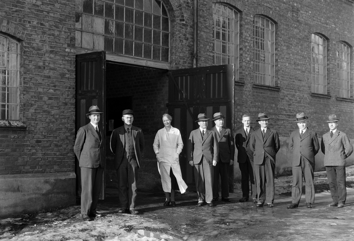 Normann Fotoatelier, Melkeforsynings gård, Vangsveien 23. Hamar. Gruppe 9stk.
