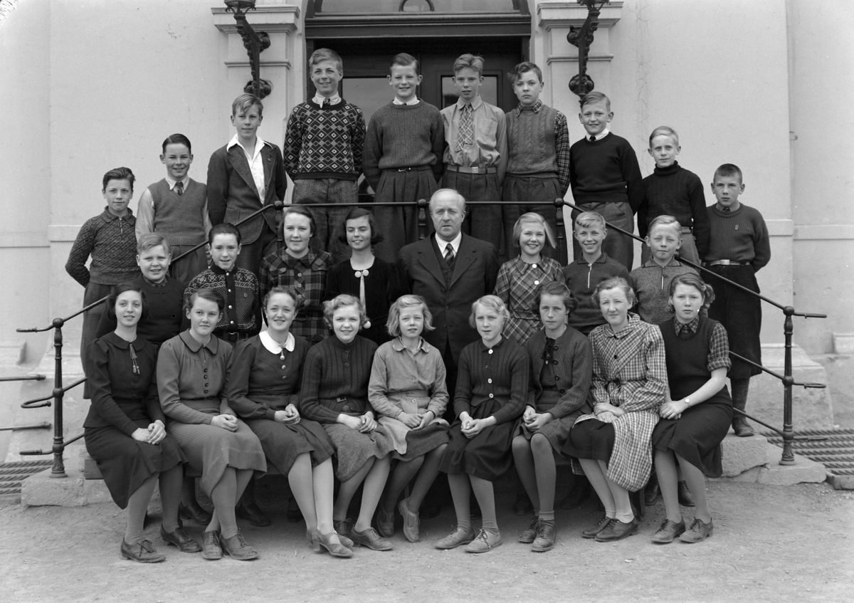 Normann Fotoatelier, Gruppe, Skoleklasse 7B Midtbyen skole? v/ lærer Røhne, Hamar.