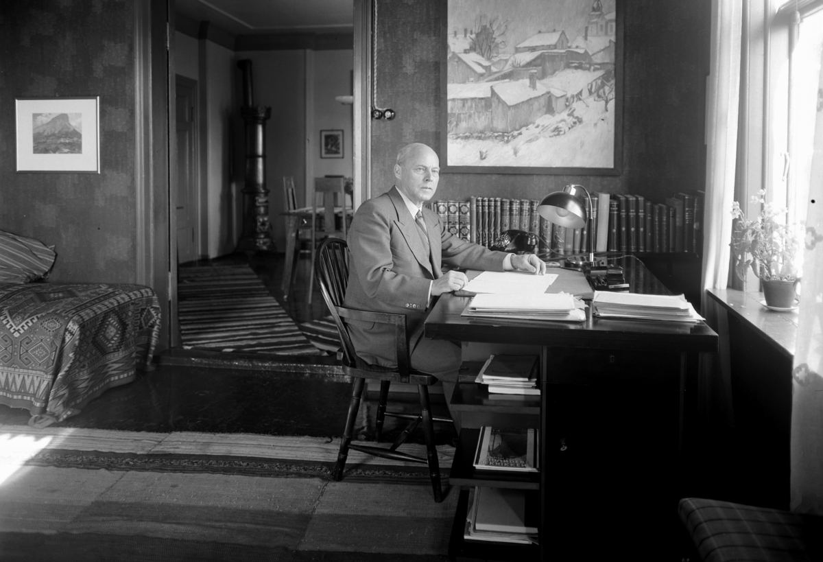 Normann Fotoatelier, Christian Fredrik Monsen (1878-1954) var ordfører i Hamar fra 1917 til 1919. Utdannet ved Hamar Lærerskole i 1898 og var ansatt ved byens folkeskole fra 1903. Jobbet som redaktør for avisa Demokraten i Hamar fra 1913 til 1916. Han ble valgt inn på Stortinget i 1922 som representant for Arbeiderpart…