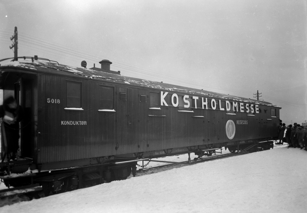 Normann Fotoatelier, Hamar stasjon. Den nasjonale kostholdsmessen. Det ble også kalt Den rullende kostholdsmesse på grunn av et 150 meter langt jernbanetog med informasjonsmateriell og eksperter som skulle påvirke folks spisevaner. Toget var på Hamar i to dager og det ble holdt foredrag, filmframvisning, utstillinger o…