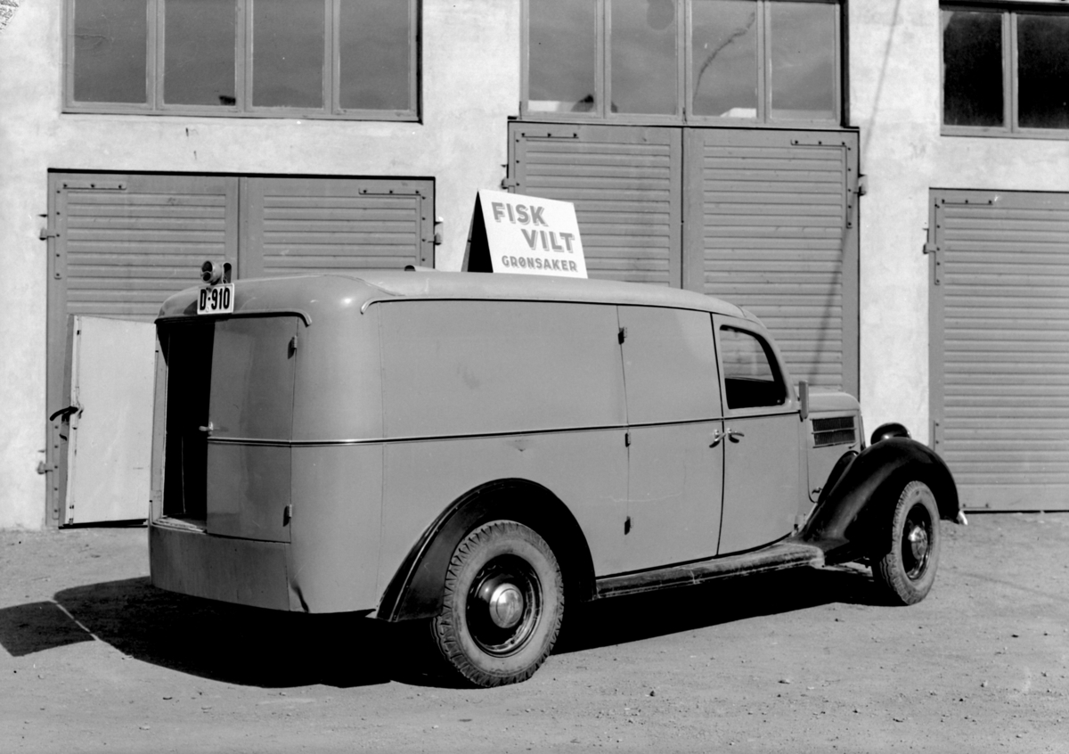 Normann Fotoatelier, Olruds Verksted. Varebil, D-910, Hamar. Fisk, vilt, grønsaker. Ford V8 1936 med norskbygd karosseri. Reg. nr. D-910.