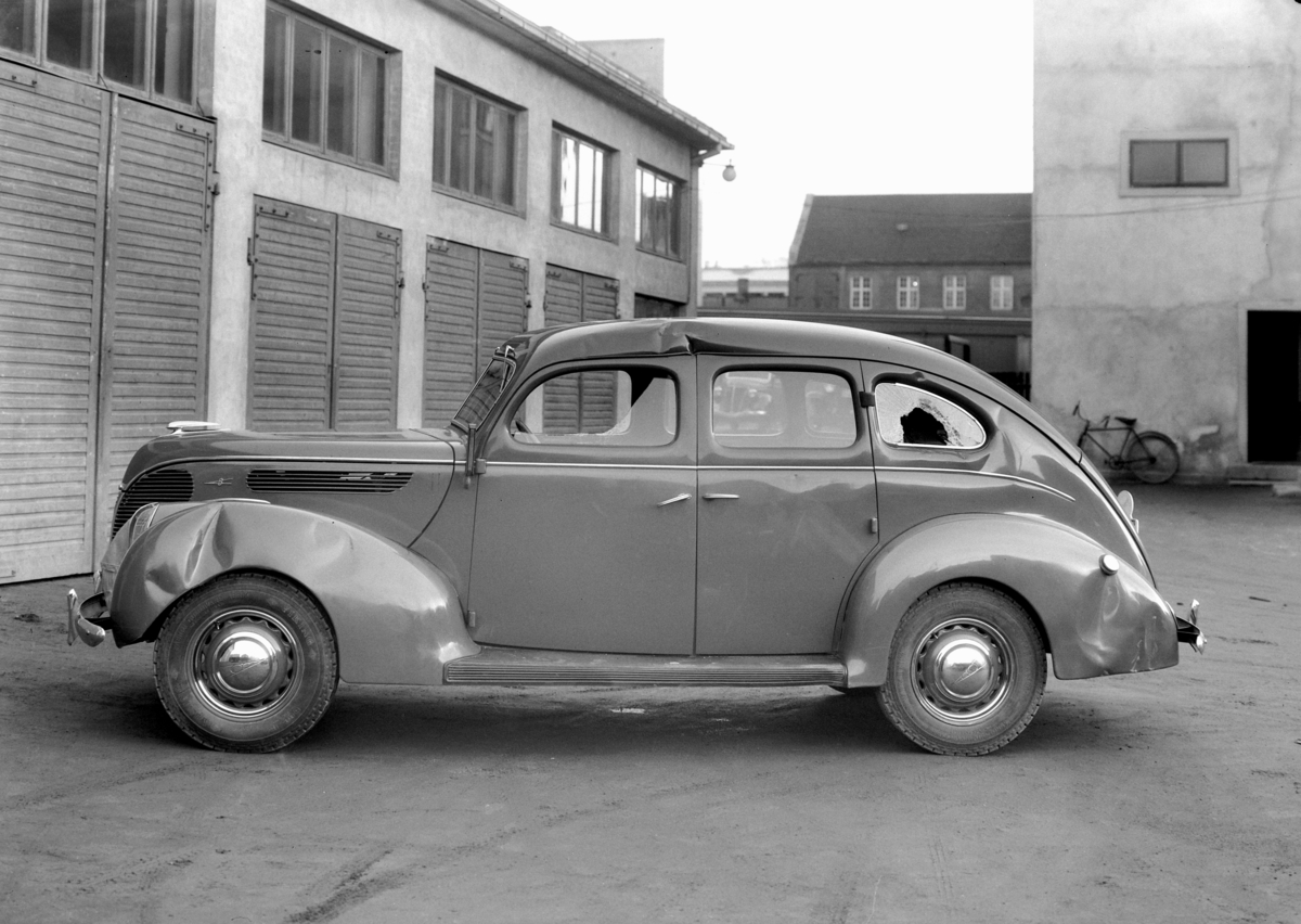 Normann Fotoatelier, Oplandske Auto. Kolisjonskadet personbil, D-6457. Hamar. Ford V8 de luxe 1938.