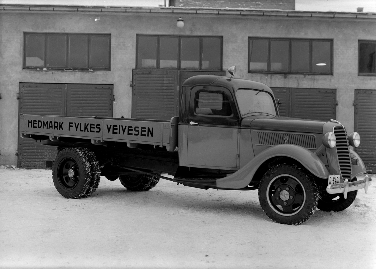 Normann Fotoatelier, Oplandske Auto. Lastebil, Hedmark Fylkes veivesen, D-6401. Hamar. Ford V8 1937 med norskbygd førerhus.