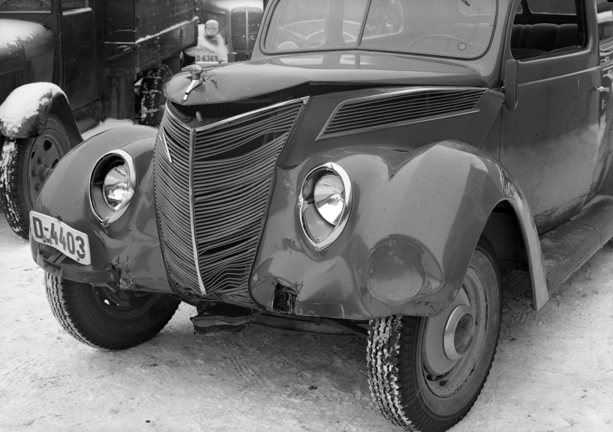 Normann Fotoatelier, Oplandske Auto. Kolisjonskadet personbil, D-4403. Hamar. Ford V8 1937.