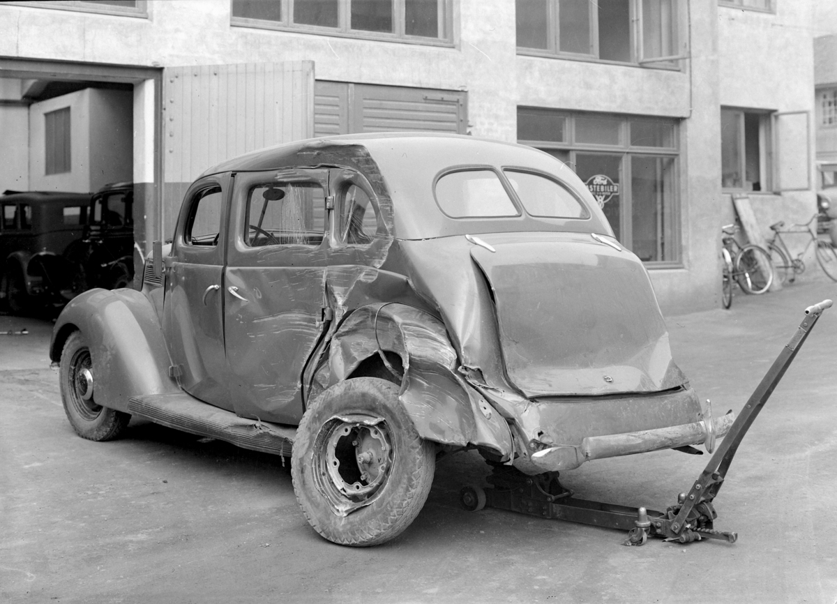 Normann Fotoatelier, Oplandske Auto, Hamar. Kolisjonskadet personbil. Ford V8 1937.