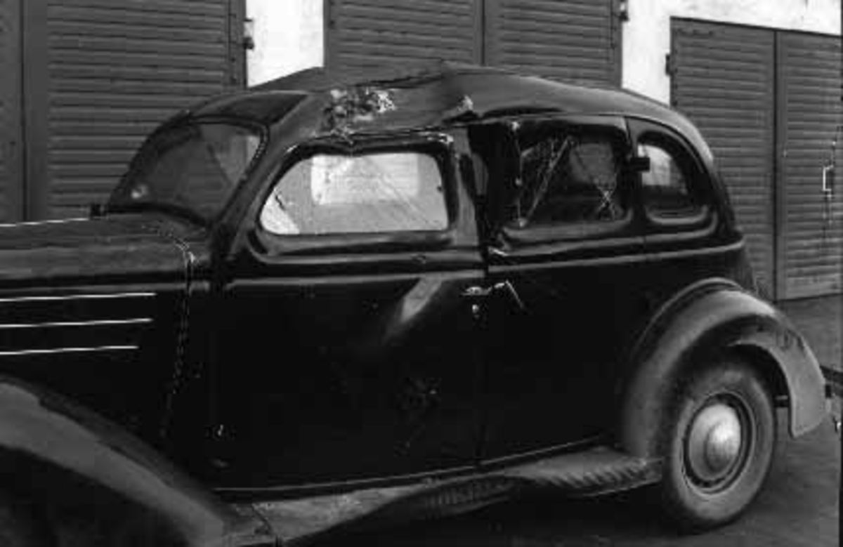 Normann Fotoatelier, Oplandske Auto, Hamar. Kolisjonskadet personbil. Ford V8 1936.