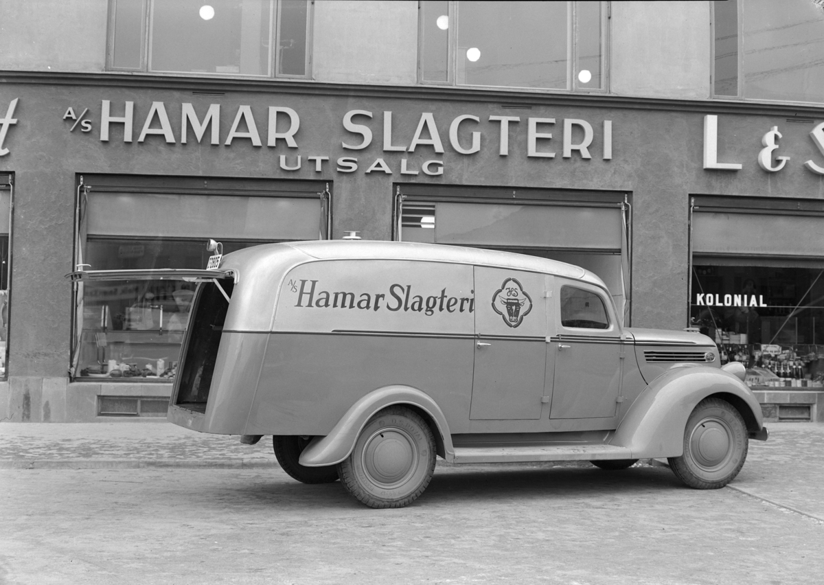 Normann Fotoatelier, Oplandske Auto, Hamar. Varebil. Hamar Slagteri. Ford V8 1938 (evt. -39) med norskbygd karosseri, på "commercial" chassis, med forskjermer og frontparti lik lastebil. Ford V8 1938-39, norskbygd karosseri på lett lastebilchassis