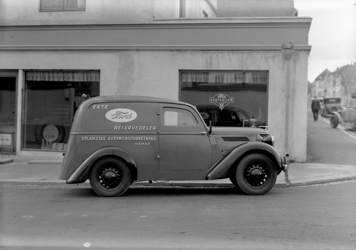 Normann Fotoatelier, Oplandske Auto, Hamar. Varebil. D-600. Tysk Ford Eifel 1937-38 med norskbygd karosseri.