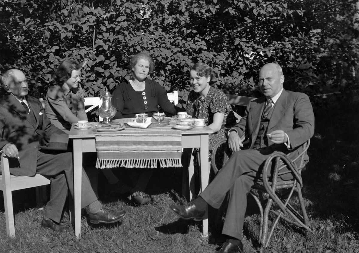 Normann Fotoatelier, Statsråd Christian Fredrik Monsen (27. 04. 1874 - 31. 01. 1954) th. Norsk politiker for AP, stortingsrepresentant fra 1922 til 1949, stortingspresident 1945 til 1948 og forsvarsminister i tre perioder. Fru Monsen sitter i midten.