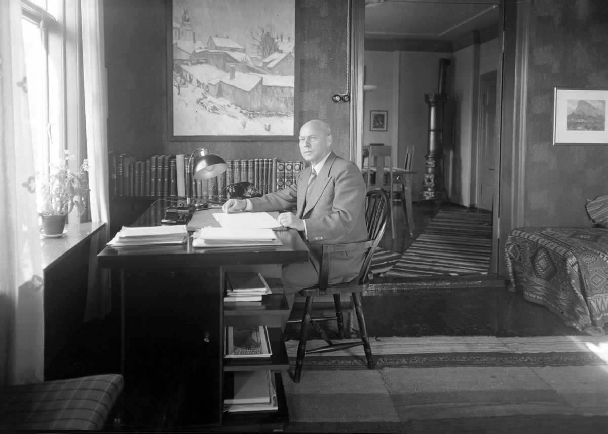 Normann Fotoatelier, Statsråd Christian Fredrik Monsen (27. 04. 1874 - 31. 01. 1954) th. Norsk politiker for AP, stortingsrepresentant fra 1922 til 1949, stortingspresident 1945 til 1948 og forsvarsminister i tre perioder. Ved skrivebord.