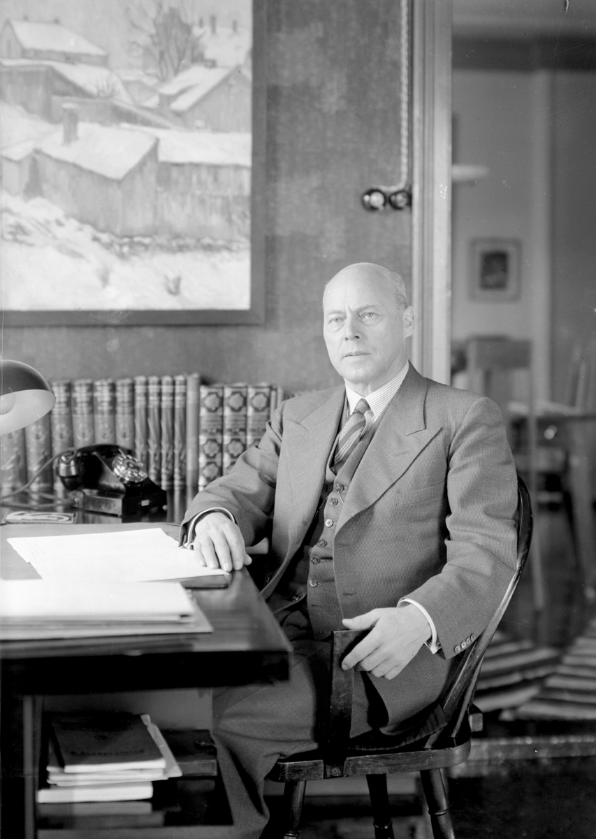 Normann Fotoatelier, Statsråd Christian Fredrik Monsen (27. 04. 1874 - 31. 01. 1954) th. Norsk politiker for AP, stortingsrepresentant fra 1922 til 1949, stortingspresident 1945 til 1948 og forsvarsminister i tre perioder. Ved skrivebord.