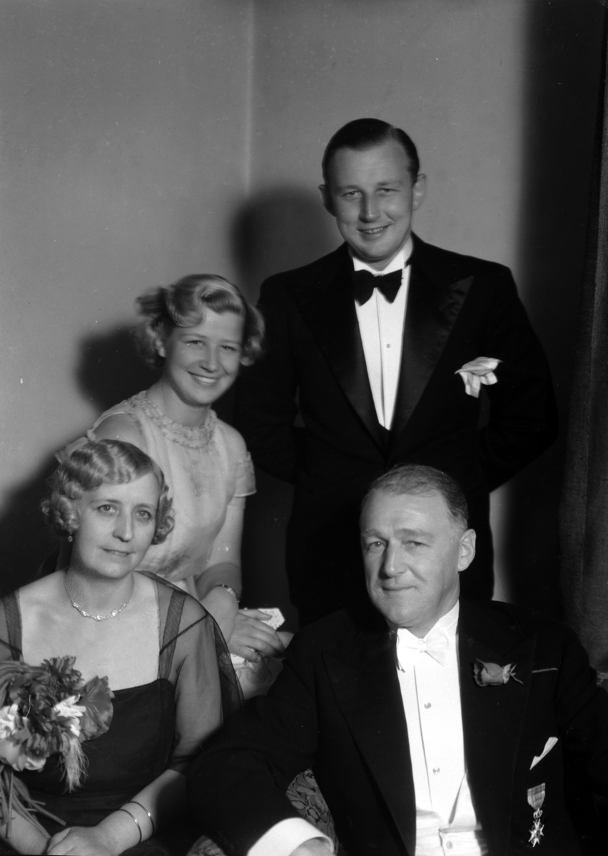 Normann Fotoatelier, Kjøpmann Chr. Platou Murstad, Hamar. Gruppe. Selskap på Høsbjør.