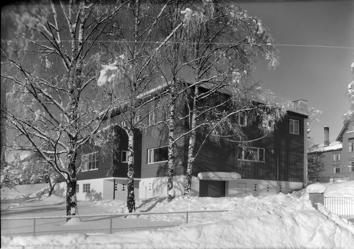 Normann Fotoatelier, Dr. Mæhlum, Furnesveien 18, Hamar. Eksteriør av bolighus. Vinter. Huset er tegnet av arkitekt Rolf Prag.