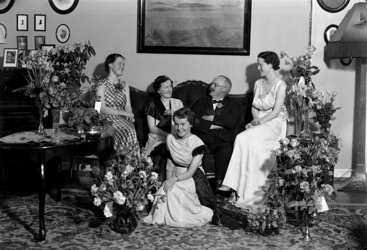 Normann Fotoatelier, Domsmann Nilsen. Familie i hjemmet.