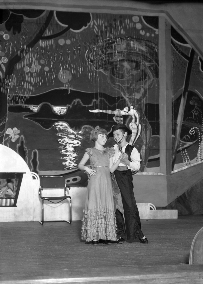 Normann Fotoatelier, Teater, Revy, Festiviteten. Margit Nilsens sønn t. h. i kostymer.