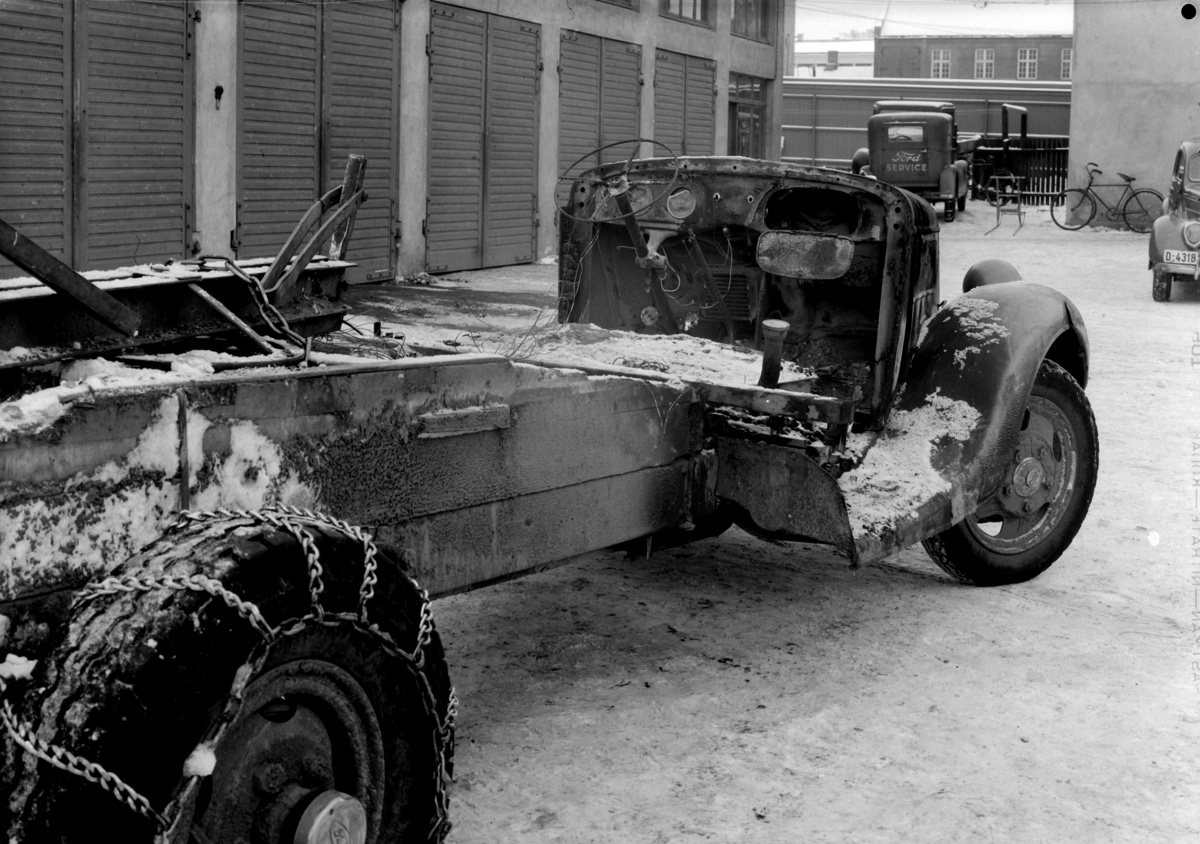 Normann Fotoatelier, Oplandske Auto, Hamar. Kolisjonskadet bil. D-4291.