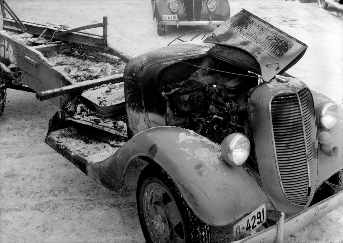 Normann Fotoatelier, Oplandske Auto, Hamar. Kolisjonskadet bil. D-4291.