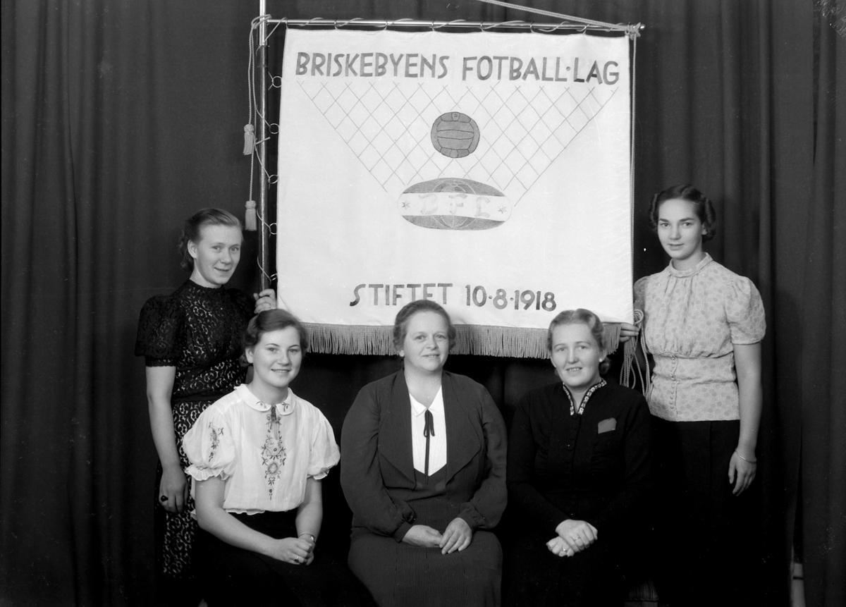 Normann Fotoatelier, Briskebyen fotball-lag. Damegruppe, m/ fane. Stiftet 10. 08. 1918. Hamar.