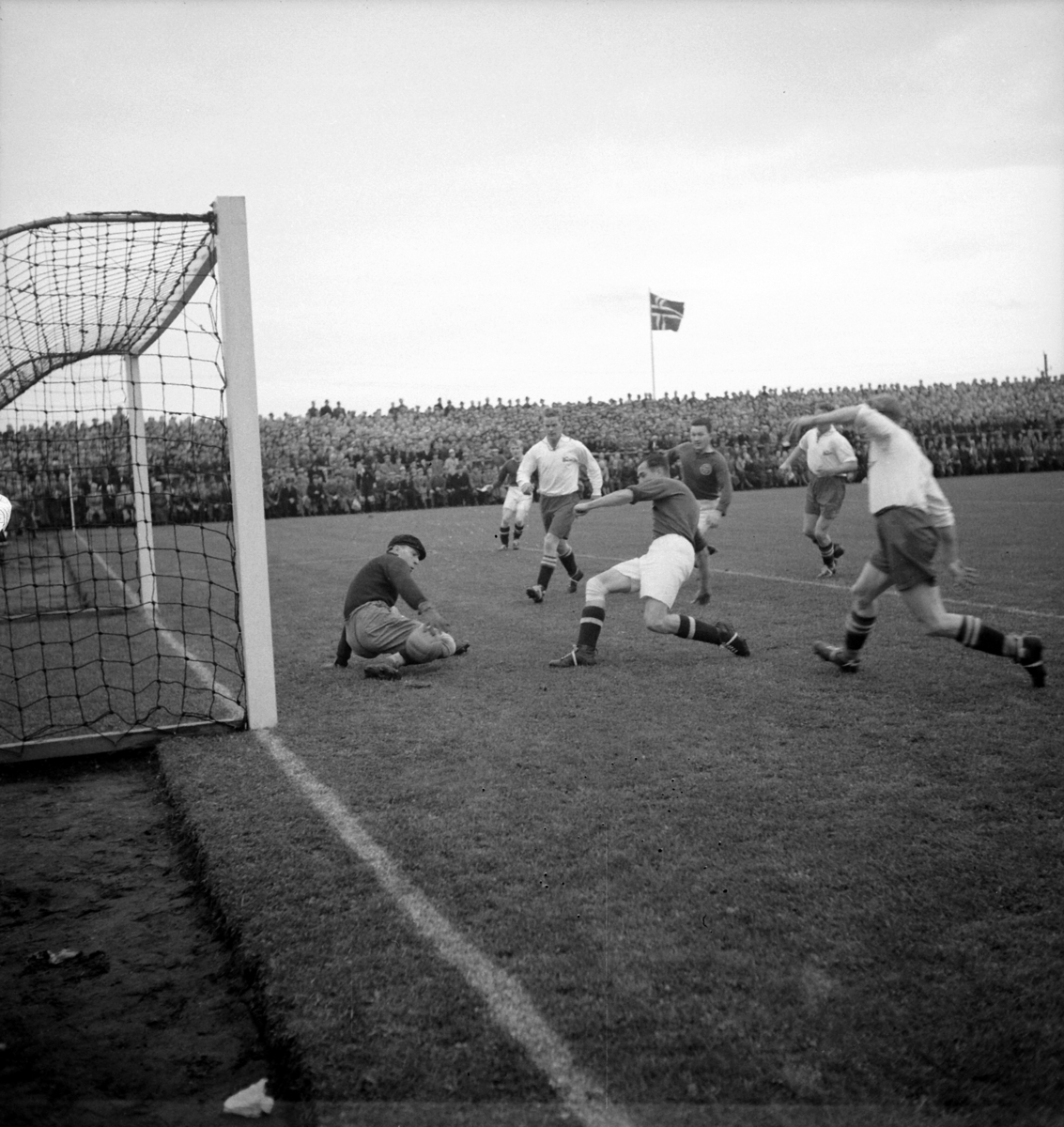 Normann Fotoatelier, Briskeby stadion, Hamar. NM- Finale 1938. Fredrikstad - Mjøndalen 3-2. Fra kampen.