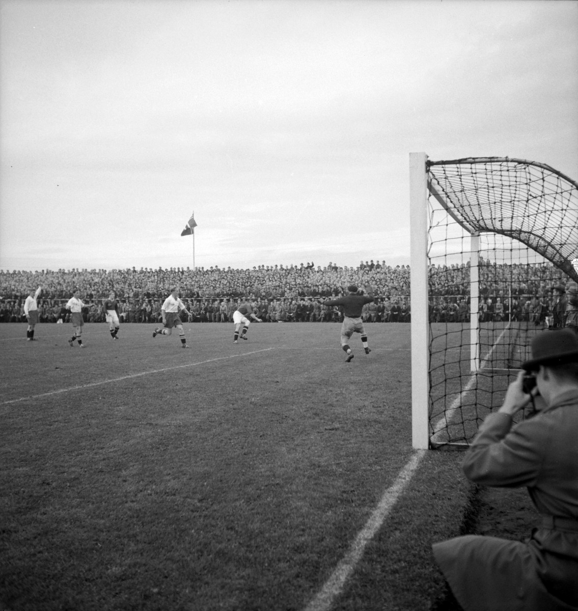 Normann Fotoatelier, Briskeby stadion, Hamar. NM- Finale 1938. Fredrikstad - Mjøndalen 3-2. Fra kampen.