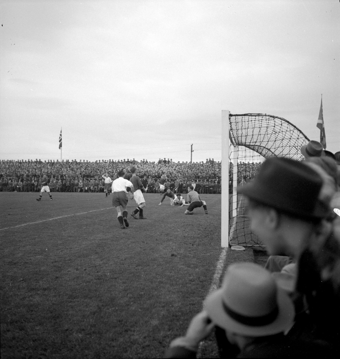 Normann Fotoatelier, Briskeby stadion, Hamar. NM- Finale 1938. Fredrikstad - Mjøndalen 3-2. Fra kampen.