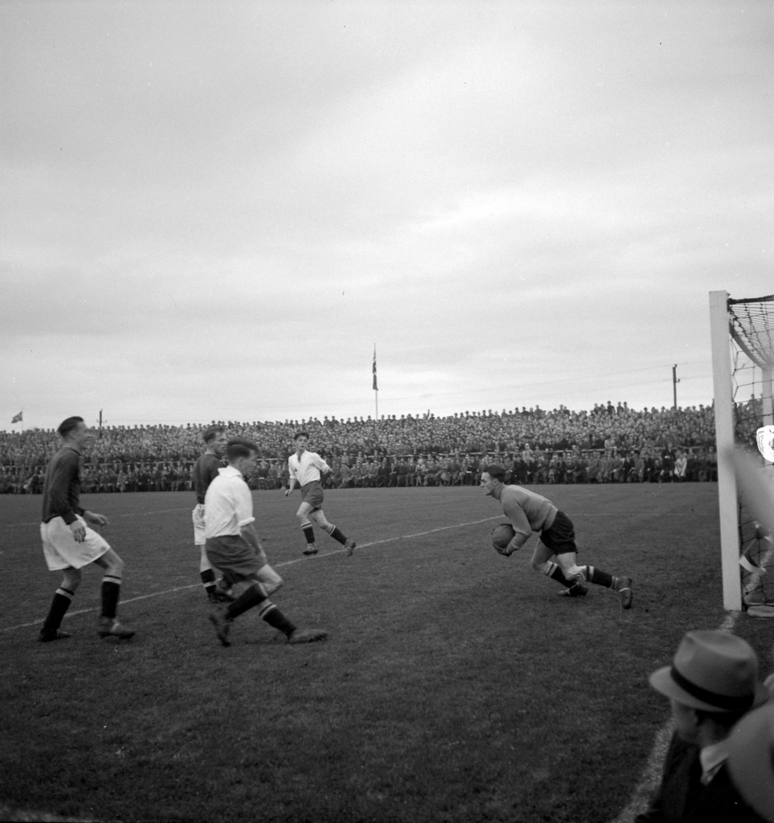 Normann Fotoatelier, Briskeby stadion, Hamar. NM- Finale 1938. Fredrikstad - Mjøndalen 3-2. Fra kampen.