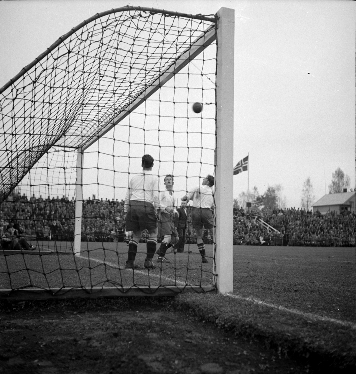 Normann Fotoatelier, Briskeby stadion, Hamar. NM- Finale 1938. Fredrikstad - Mjøndalen 3-2. Fra kampen.