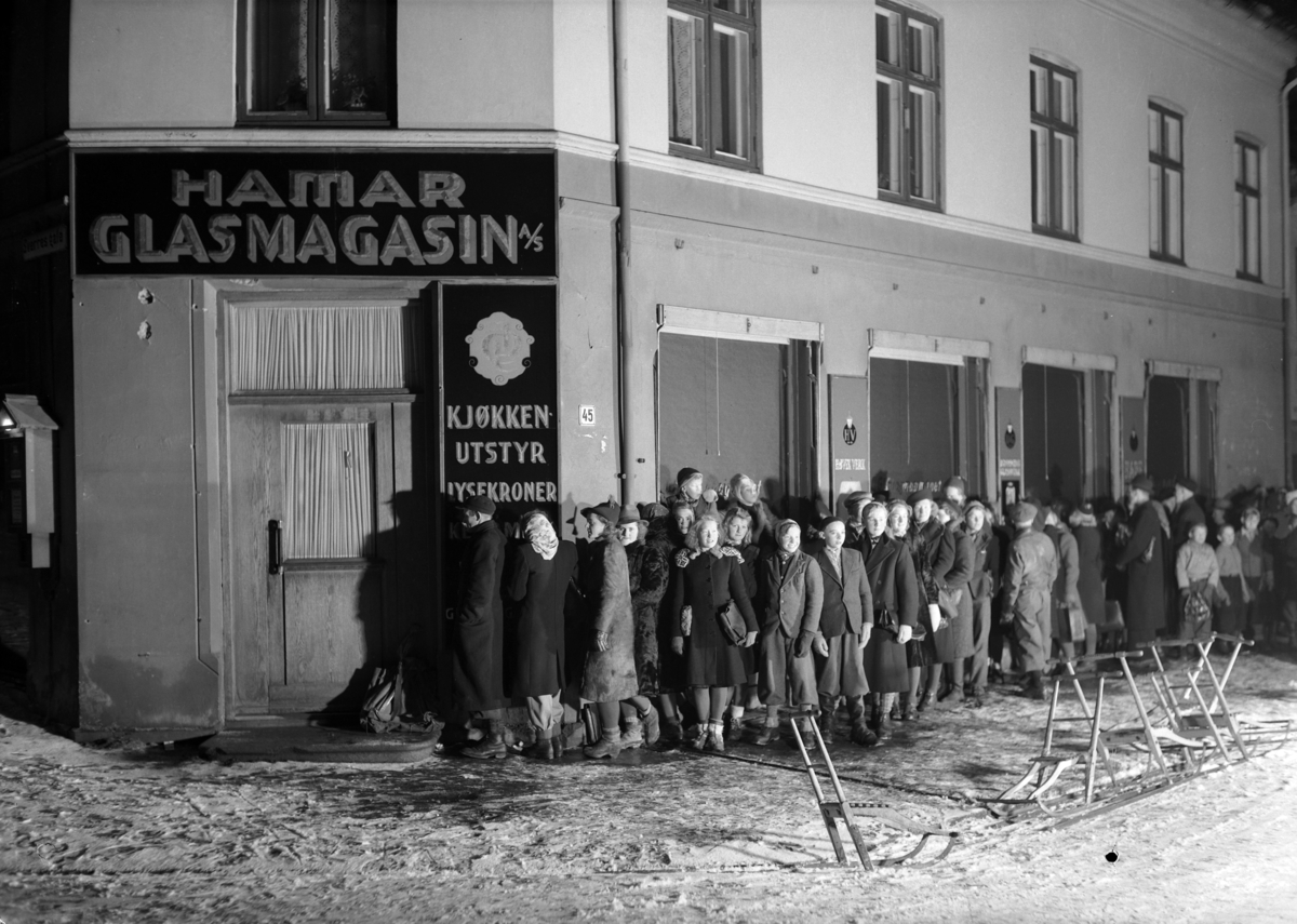 Normann Fotoatelier, Koppekø under krigen. 23. 12. 1943. Strandgt. / Torggt. Hamar. Kl. 7 - 7. 30. Rasjonering, 2.verdenskrig, vinter, spark.