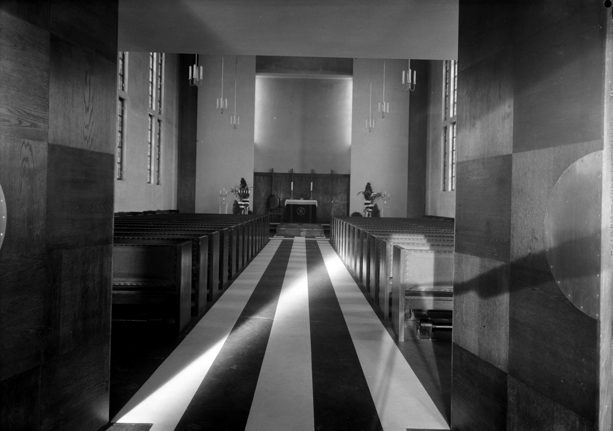 Normann Fotoatelier, Hamar Krematorium. Hamar. Arkitekt Rolf Prag. Interiør. Arkitekt Rolf Prag født på Hamar 1899, studerte ved høgskolen i Trondheim, var 5 år i Amerika, arbeidet hos Ole Øvergaard i Oslo til 1934 og flyttet deretter hjem til Hamar. Prag har bla. tegnet krematoriet fra 1937 og av større bygg ellers ha…