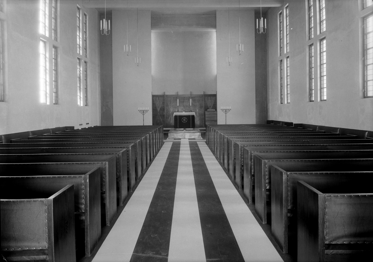 Normann Fotoatelier, Hamar Krematorium. Hamar. Arkitekt Rolf Prag. Interiør. Arkitekt Rolf Prag født på Hamar 1899, studerte ved høgskolen i Trondheim, var 5 år i Amerika, arbeidet hos Ole Øvergaard i Oslo til 1934 og flyttet deretter hjem til Hamar. Prag har bla. tegnet krematoriet fra 1937 og av større bygg ellers ha…