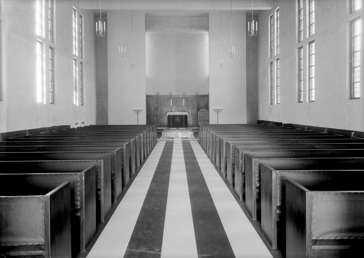 Normann Fotoatelier, Hamar Krematorium. Hamar. Arkitekt Rolf Prag. Interiør. Arkitekt Rolf Prag født på Hamar 1899, studerte ved høgskolen i Trondheim, var 5 år i Amerika, arbeidet hos Ole Øvergaard i Oslo til 1934 og flyttet deretter hjem til Hamar. Prag har bla. tegnet krematoriet fra 1937 og av større bygg ellers ha…