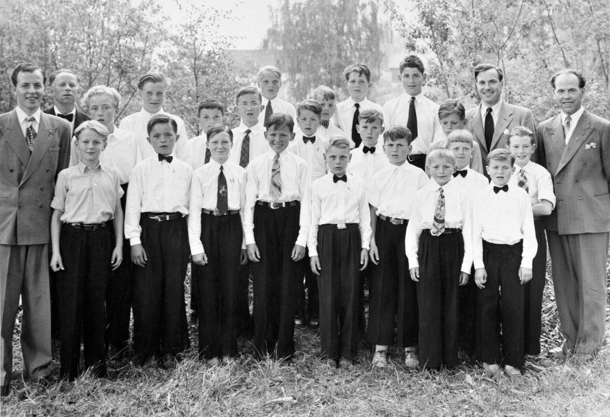 Anno Domkirkeodden, Brumunddal guttekor i Husebyparken, Brumunddal. Koret var i virksomhet fra begynnelsen av 1950-tallet til begynnelsen av 1960-tallet. Jens H. Andersen helt itl venstre på bildet ledet koret i alle år. Han var tidligere solist i Sølvguttene ledet av Torstein Grythe og en skolert sanger og musiker. B…