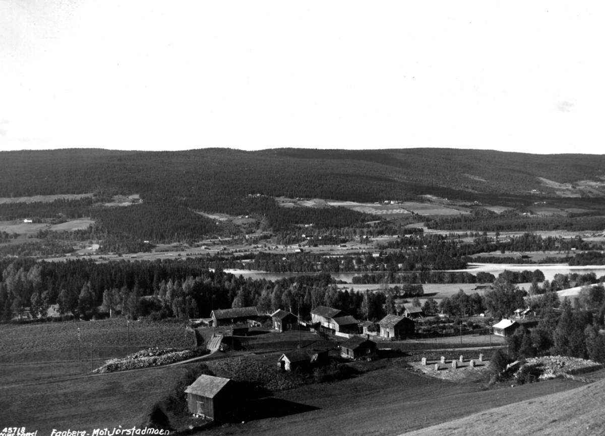 Anders Beer Wilse, Utsikt mot Jorstadmoen, Lågen, Fåberg, bebyggelse.