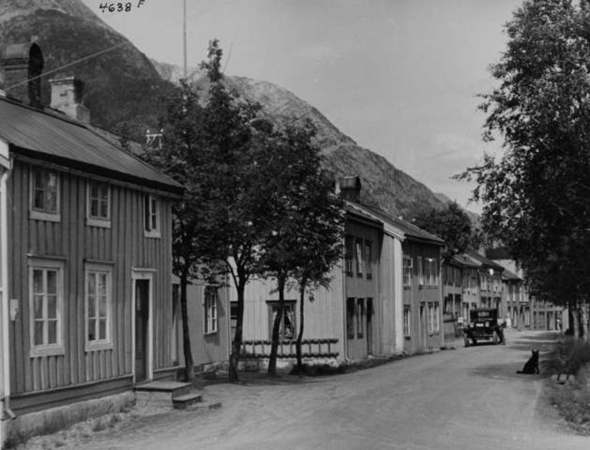Anders Beer Wilse, Sørenden av Sjøgata i Mosjøen. Huset helt til venstre i bildet er Sjøgata 51a.