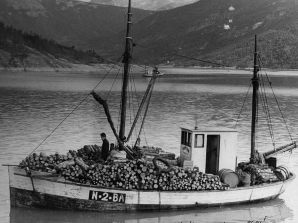 Anders Beer Wilse, Vedtransport med båt, M/K « Barna», bygd i 1917. Tverrvika, Beiarn, Nordland, 1938.