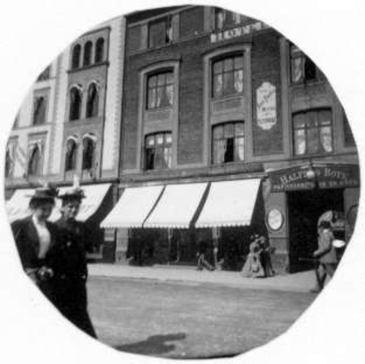 Fredrik Carl Mülertz Størmer, Karl Johans gate, Oslo 1893-97. To kvinner spaserer.