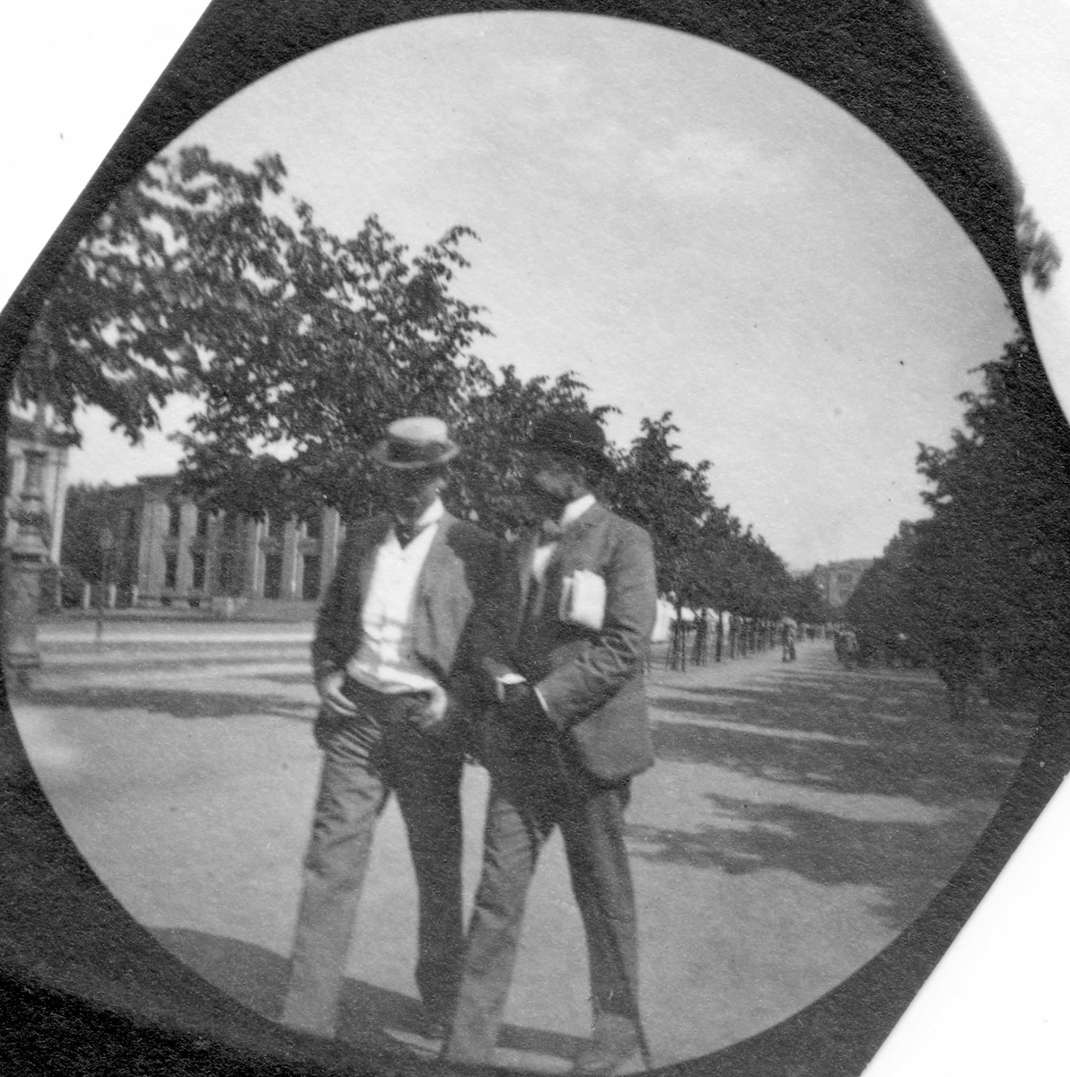 Fredrik Carl Mülertz Størmer, To menn foran Universitetet, Karl Johans gate, Oslo, hoffsjef Rustad og konsul Coates.