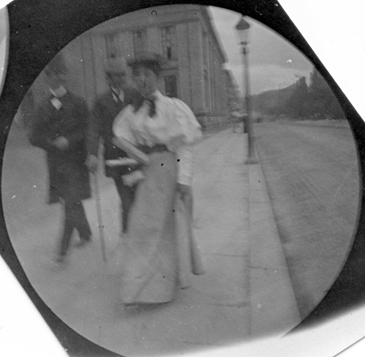 Fredrik Carl Mülertz Størmer, Dagny Conradi spaserer på Karl Johans gate, Oslo. foran Universitetet.
